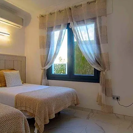 Villa Garden With Pool On The Marbella